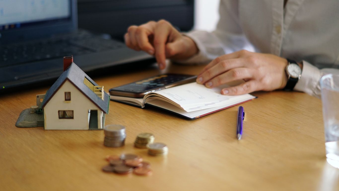 Descubra como escolher o melhor financiamento imobiliário, comparando taxas, prazos e bancos. Encontre a opção ideal para o seu perfil e conquiste seu imóvel com segurança.