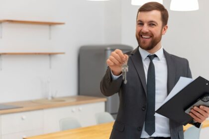 Aprenda como se tornar um corretor de imóveis de alta performance em 2025 com técnicas, ferramentas e estratégias de vendas que aumentam seus resultados.