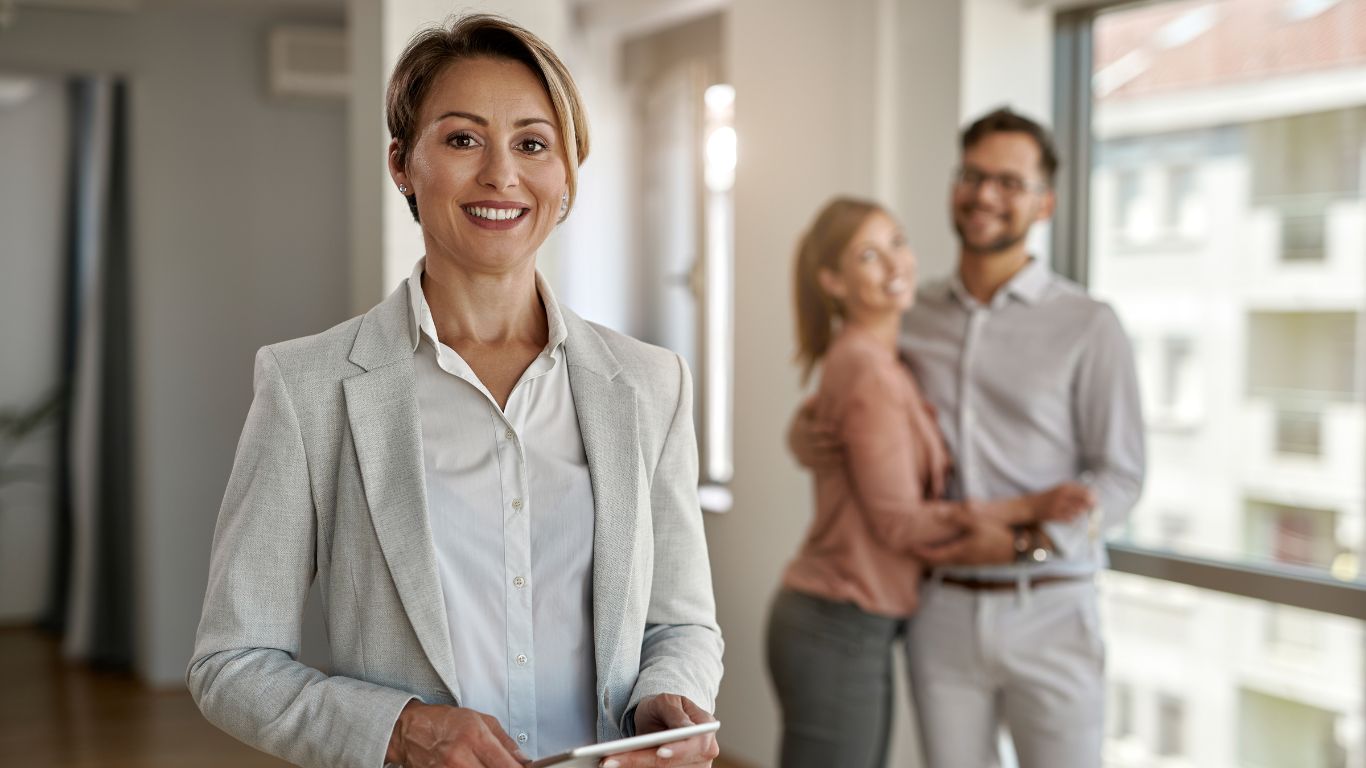 Aprenda como criar uma marca pessoal forte no mercado imobiliário e atrair mais clientes com estratégias modernas e práticas eficazes.