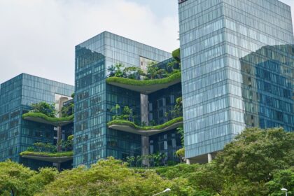 Conheça as principais tendências de sustentabilidade no mercado imobiliário e veja como elas moldam o futuro dos condomínios modernos.