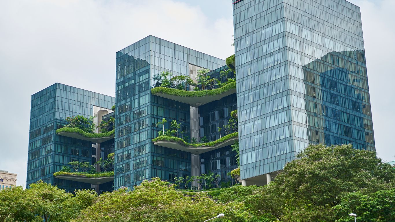 Conheça as principais tendências de sustentabilidade no mercado imobiliário e veja como elas moldam o futuro dos condomínios modernos.