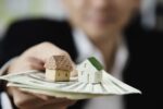 Descubra se o aluguel tradicional ou por temporada é mais lucrativo em 2025. Compare rentabilidade, riscos, custos e perfil ideal do investidor.