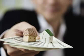 Descubra se o aluguel tradicional ou por temporada é mais lucrativo em 2025. Compare rentabilidade, riscos, custos e perfil ideal do investidor.