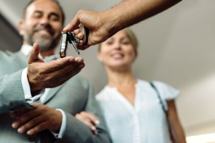 Confira o checklist completo de vistoria para locatários e saiba o que analisar antes de assinar o contrato de aluguel em 2025.