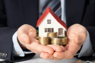 Aprenda como avaliar o retorno de um investimento imobiliário usando ROI, cap rate, valorização e fluxo de caixa. Guia simples e completo.