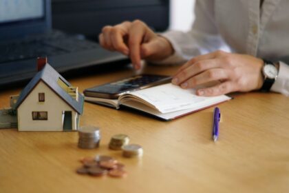 Descubra estratégias realistas para juntar dinheiro para o primeiro imóvel em 2025 e realizar seu sonho com planejamento financeiro.