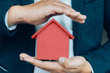 Descubra como o seguro de imóvel alugado protege proprietários contra danos e inadimplência de inquilinos em 2025.