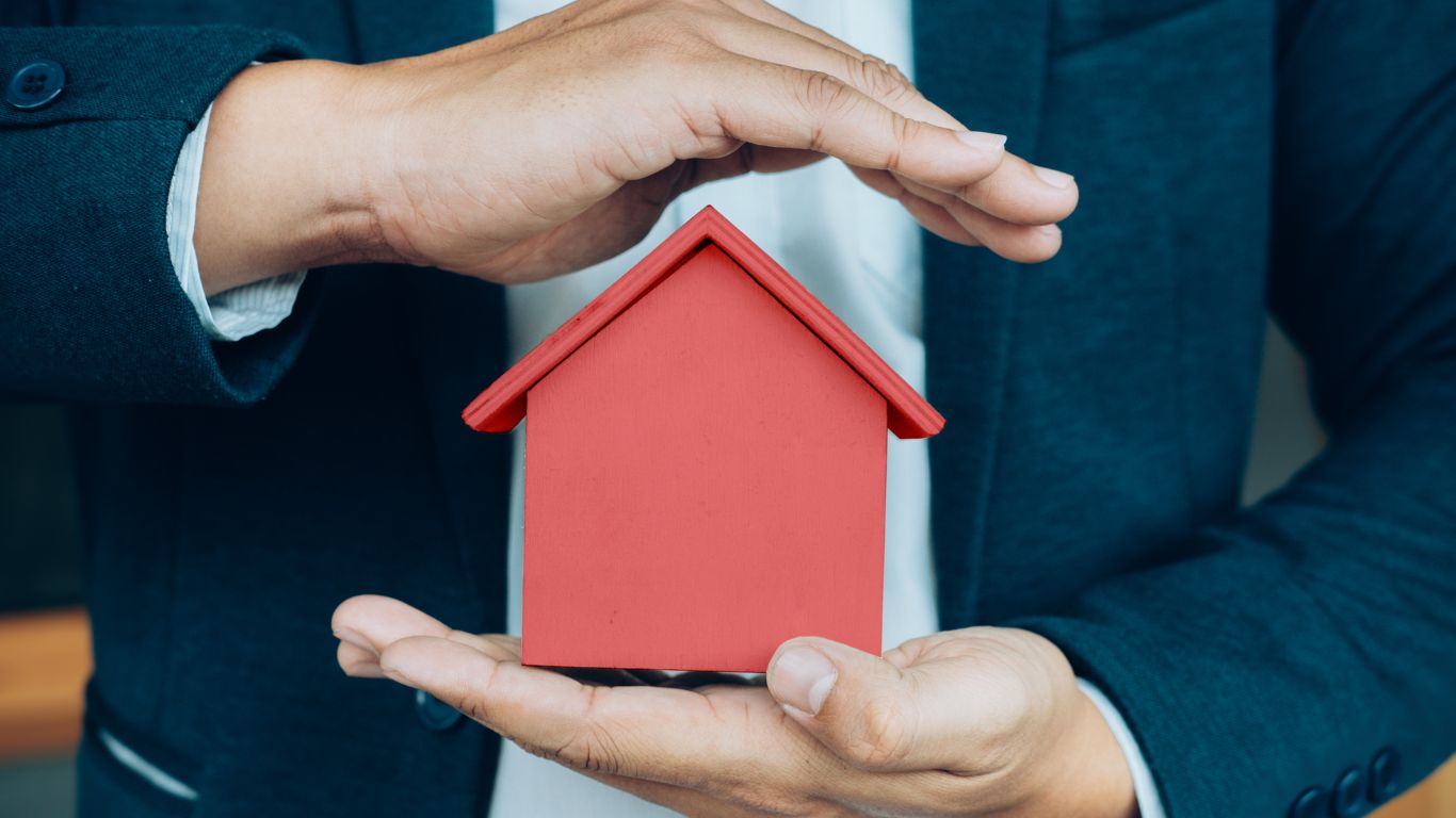 Descubra como o seguro de imóvel alugado protege proprietários contra danos e inadimplência de inquilinos em 2025.